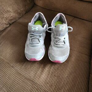 Womens Size 8 UNDER ARMOUR Athletic Shoes